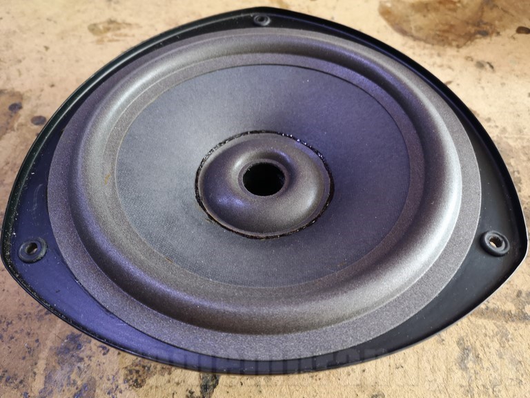 Pose de nouvelles suspensions sur un haut-parleur Kef