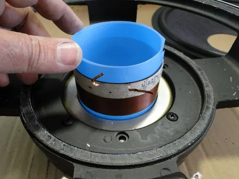 Vérification du jeu de la bobine d'un haut-parleur JBL 128H-1