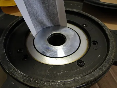 Dépoussièrage de l'entrefer d'un boomer JBL 128H-1 avec un chiffon