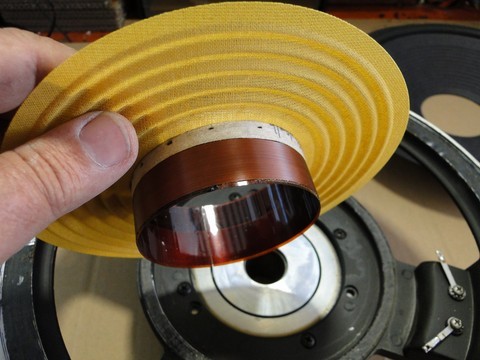 Traçage de la ligne de collage su spider d'un haut-parleur JBL 128H-1