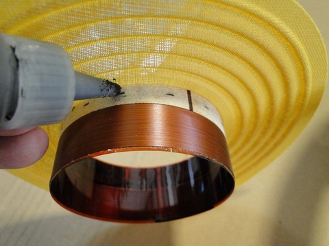 Collage du spider du spider sur la bobine d'un haut-parleur JBL 128H-1