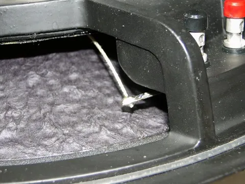 Soudage des tresses de raccordement sur le bornier d'un woofer JBL 128H-1