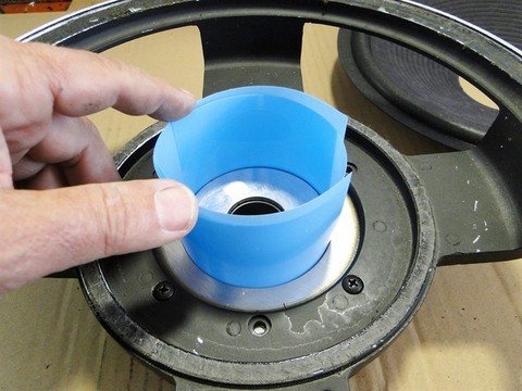 Mise en place de cales de réglage dans l'etrefer d'un haut-parleur JBL 128H-1