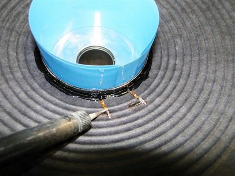 Soudage des tresses sur la membrane d'un boomer JBL 128H-1
