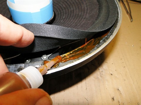 Collage de la suspension de membrane sur le châssis d'un haut-parleur JBL 128H-1