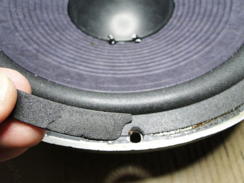Collage des joints périphériques ou gaskets sur un haut-parleur JBL 128H-1