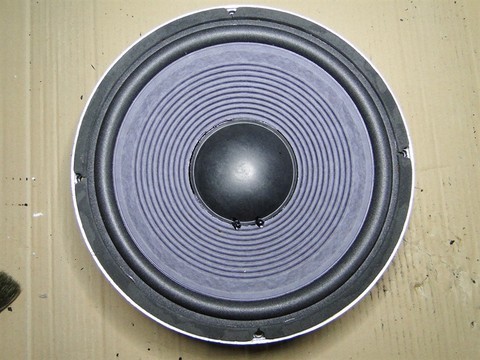 Le remembranage d'un boomer JBL 128H-1 est terminé